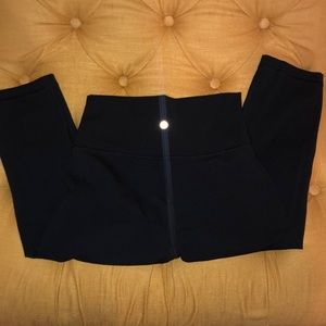 Like New SIZE 6 Lulu Lemon Black Crops